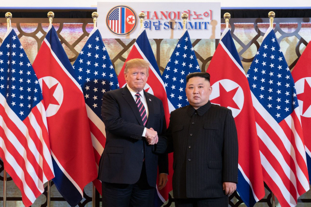 악수하는 도널드 트럼프 미국 대통령과 김정은 북한 국무위원장/연합뉴스