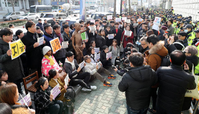 지난해 12월 26일 오후 부산 동구 초량동 정발장군동상 앞에서 열린 한일 일본군 위안부 합의 무효와 강제징용노동자상 건립을 위한 공동행동에서 집회를 마친 참가자들이 모형 노동자상을 일본영사관 앞 소녀상 옆으로 옮긴 후 구호를 외치고 있다./연합뉴스