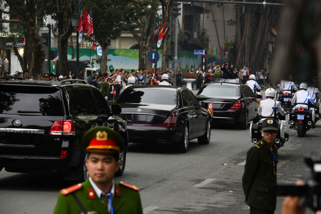 28일 베트남의 수도 하노이에서 김정은 북한 국무위원장을 태운 경호차량들이 2차 북미정상회담 장소인 소피텔레전드메트로폴호텔을 빠져나오고 있다.  /하노이=AFP연합뉴스