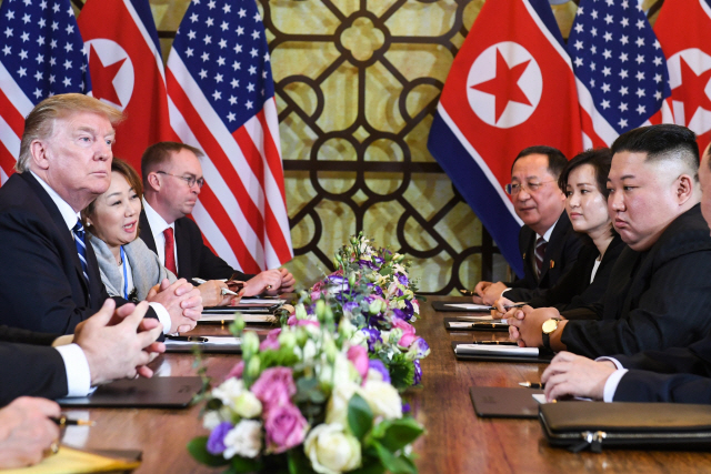 도널드 트럼프 미국 대통령과 김정은 북한 국무위원장이 28일(현지시간) 베트남 하노이 메트로폴호텔에서 열린 확대정상회담에서 서로 다른 곳을 응시하고 있다.      /하노이=AFP연합뉴스