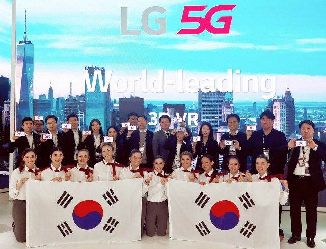 LG전자와 LG유플러스 직원들이 28일(현지시간) 막을 내린 MWC 2019에서 3·1절을 기념한 퍼포먼스를 하고 있다./사진제공=LG유플러스