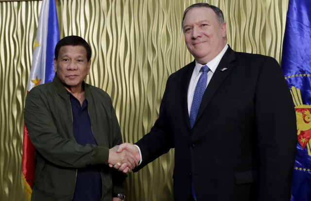 마이크 폼페이오(오른쪽) 미국 국무장관이 28일(현지시간) 필리핀 마닐라에서 로드리고 두테르테 필리핀 대통령과 만나 악수하고 있다. /마닐라=AP연합뉴스