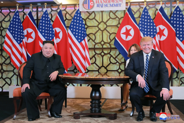 조선중앙통신이 김정은 국무위원장과 도널드 트럼프 대통령의 베트남 하노이회담을 1일 보도했다. /조선중앙통신연합뉴스