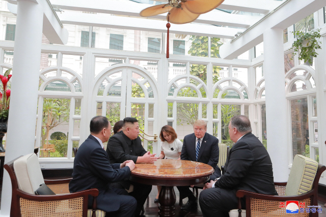 조선중앙통신이 1일 공개한 김정은 국무위원장과 도널드 트럼프 대통령을 비롯한 협상단의 모습. /연합뉴스