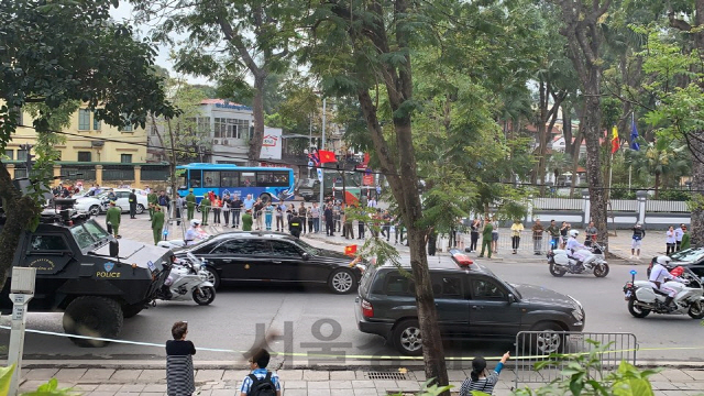 김정은 북한 국무위원장의 차량이 1일 경찰의 호위를 받으며 하노이 주석궁으로 향하고 있다./하노이=정영현기자