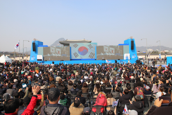 3·1운동 100주년을 맞은 1일 서울 광화문 광장에서 열린 ‘3·1운동 100년 범국민대회’에 참여한 시민들이 태극기를 보며 박수를 치고 있다./사진제공=한국YMBA 전국연맹