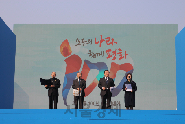 3·1운동 100주년을 맞은 1일 서울 광화문 광장에서 열린 ‘3·1운동 100년 범국민대회’에서 여성계·교계 등 각계 대표로 선발된 시민사회 대표들이 기념사를 하고 있다./사진제공=한국YMBA 전국연맹