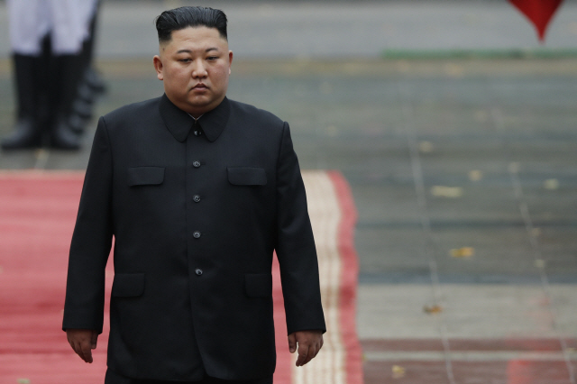 김정은 북한 국무위원장이 1일(현지시간) 베트남 하노이 주석궁에서 열린 공식환영식에서 의장대를 사열하고 있다. /연합뉴스