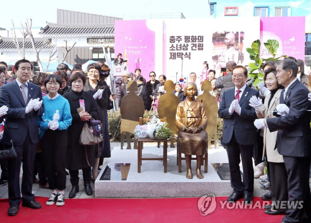 1일 오후 충북 충주시 성내동 관아골 상가 주차장에서 열린 ‘평화의 소녀상 제막식’에서 평화의 소녀상 건립추진위원회 관계자들이 박수를 치고 있다./연합뉴스