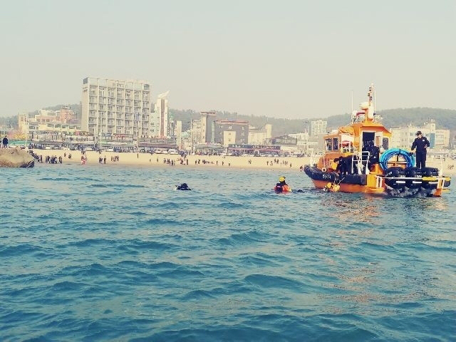인천 을왕리해수욕장 해상에 빠진 승용차를 수색하는 해경/인천해양경찰서 제공