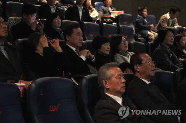 이낙연 국무총리가 1일 오후 서울 용산구 용산CGV에서 영화 ‘항거:유관순 이야기’를 관람하고 있다./연합뉴스