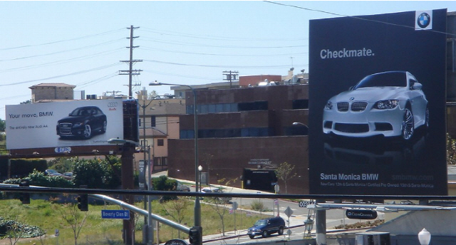 2009년 LA에서 BMW와 아우디가 옥외광고판(Billboard)에 서로를 디스하는 광고 전쟁을 벌이고 있다./사진=업계