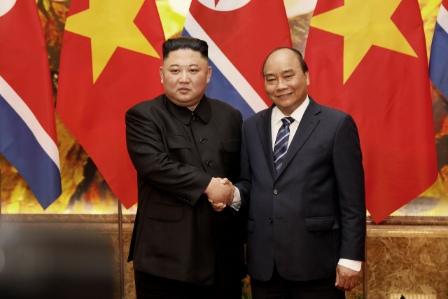 김정은 '북한과 베트남, 모든 분야에서 협력 강화해야'