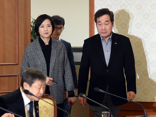 2일 오전 종로구 정부서울청사에서 열린 한국유치원 총연합회 개학연기 대응 긴급 관계부처·지자체 회의에서 이낙연 국무총리(오른쪽)와 유은혜 사회부총리 겸 교육부 장관이 굳은 표정으로 회의실로 들어오고 있다. /연합뉴스