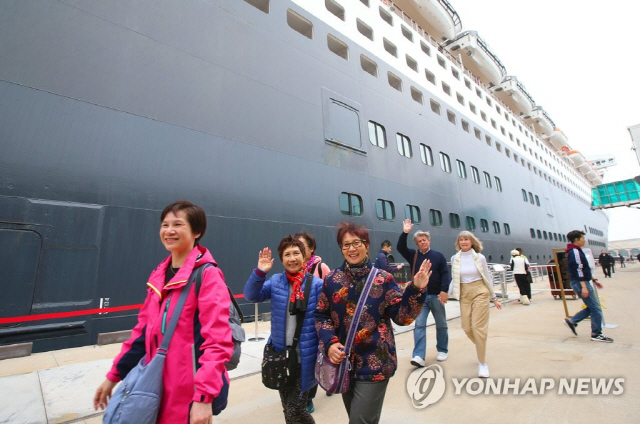 2일 오전 제주 서귀포시 민군복합형관광미항(제주해군기지)에 입항한 영국 국적의 월드와이드 크루즈 퀸 메리 2호(14만8천t)에서 관광객들이 내리고 있다./연합뉴스