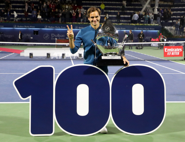 로저 페더러가 3일(한국시간) ATP 투어 통산 100번째로 수확한 우승트로피를 들고 포즈를 취하고 있다. /두바이=AFP연합뉴스