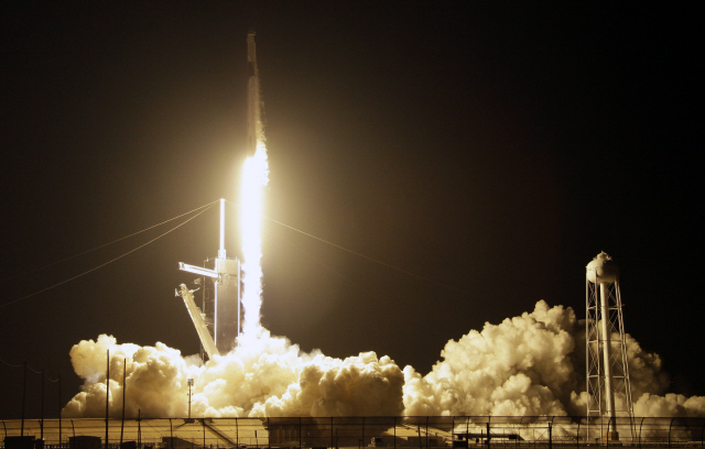 미국 민간 우주탐사기업 스페이스X의 사상 첫 유인 캡슐 ‘크루드래곤(Crew Dragon)’을 탑재한 팰컨9 로켓이 2일(현지시간) 미국 플로리다주 케이프커내버럴 케네디우주센터의 39A 발사대에서 국제우주정거장(ISS)을 향해 시험발사되고 있다. /AP연합뉴스