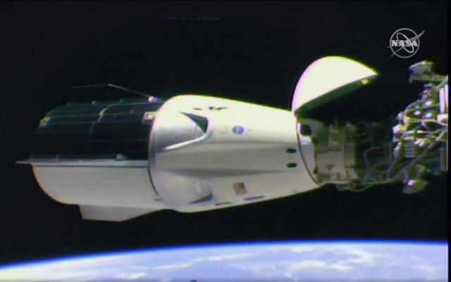 스페이스X의 우주선 ‘크루드래곤’이 우주정거장(ISS)에 성공적으로 도킹한 모습  /EPA연합뉴스
