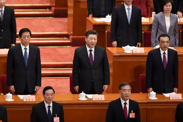시진핑(가운데) 중국 국가주석이 3일 베이징 인민대회당에서 열린 정협 전국위원회(제13기 2차)에서 리커창(오른쪽) 총리, 리잔수 상무위원장과 나란히 서 중국 국가를 부르고 있다.   /베이징=로이터연합뉴스