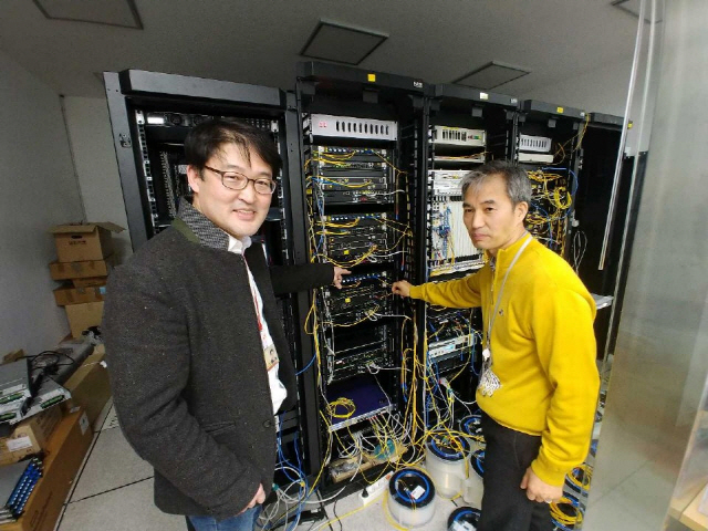 조성민(왼쪽) SKT ICT기술센터 5GX Labs TN개발팀 리더가 조석범 IDQ코리아 양자연구개발팀장과 양자암호통신 실험실에서 포즈를 취하고 있다. /고광본선임기자