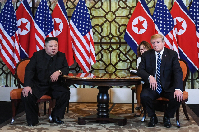 도널드 트럼프 미국 대통령(오른쪽)과 김정은 북한 국무위원장이 28일(현지시간) 베트남 하노이의 소피텔 레전드 메트로폴 호텔에서 단독 정상회담 도중 심각한 표정을 하고 있다. /하노이=AFP연합뉴스