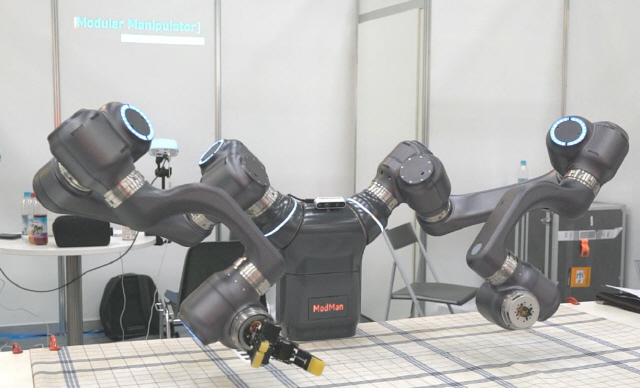 KIST가 주관해 개발한 로봇 ‘모드맨’. 몸통과 팔·손의 연결부위를 돌려서 풀면 간단하게 모듈별로 떼었다가 다시 재조립할 수 있다. /KIST 제공 동영상 캡처
