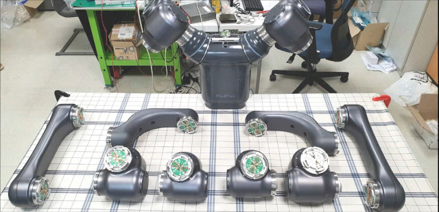 KIST가 주관해 개발한 로봇 ‘모드맨’을 몸통과 팔·손 모듈 등으로 분리해 놓았다. 간단히 조립하면 1~3분 만에 완성품이 된다. /KIST 제공 동영상 캡처