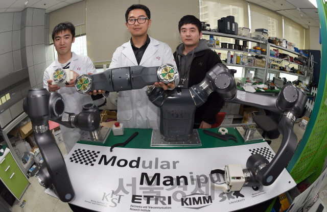 지난 2월 28일 서울 하월곡동 KIST에서 로봇·미디어연구소 연구진이 로봇 ‘모드맨’을 주요 부위로 분리해 소개하고 있다.    /이호재기자