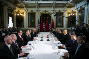 스티븐 므누신(왼쪽 세번째) 미국 재무장관과 류허(오른쪽 네번째)중국 부총리가 이끄는 미·중 고위급 협상단이 지난달 21일 백악관에서 무역협상을 벌이고 있다. /블룸버그