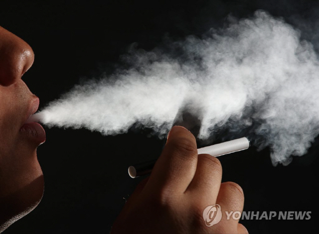 전자 담배 흡연이 천명의 발생률을 높인다는 연구 결과가 나왔다고 2일 사이언스 데일리가 보도했다. /연합뉴스