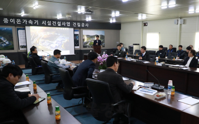 정무경 조달청장이 중이온가속기 건설현장을 찾아 건설현황에 대해 설명을 듣고 있다. 사진제공=조달청