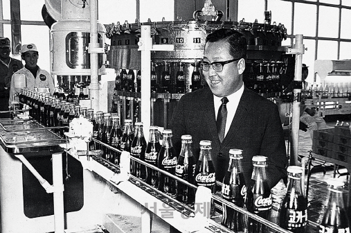 고(故) 박용곤 두산그룹 명예회장이 지난 1968년 6월 한양식품 독산동 공장에서 코카콜라의 첫 국내 생산라인을 둘러보고 있다./사진제공=두산그룹