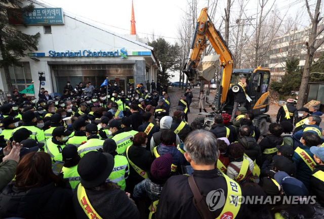 4일 오전 명도소송강제집행이 시도된 서울 개포종합상가 앞에서 개포주공 1단지 재건축 조합원들이 명도집행 절차와 관계없이 굴착기를 들이려다 경찰과 대치하고 있다./연합뉴스