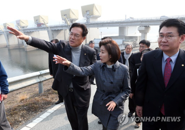 4일 오후 충남 공주시 금강수계 공주보를 찾은 나경원(가운데) 자유한국당 원내대표, ‘문재인 정부 4대강 보 파괴 저지 특별위원회’ 위원장인 정진석 의원 등이 공주보를 둘러보며 의견을 밝히고 있다./연합뉴스