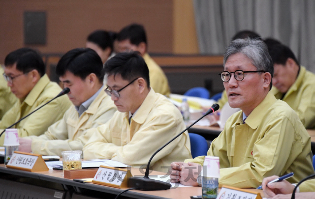 김재현(사진 오른쪽 첫번째) 산림청장이 전국 산불안전 관계관 회의를 주재하고 있다. 사진제공=산림청