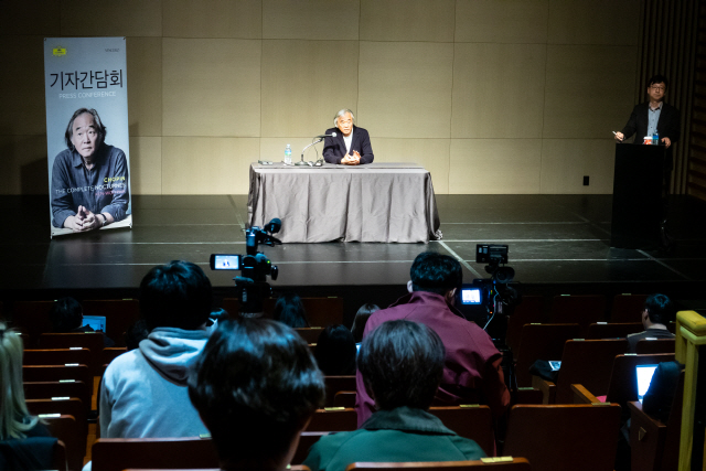피아니스트 백건우(가운데)가 5일 서울 마포구 마포아트센터에서 열린 기자 간담회에서 취재진의 질문에 답하고 있다.