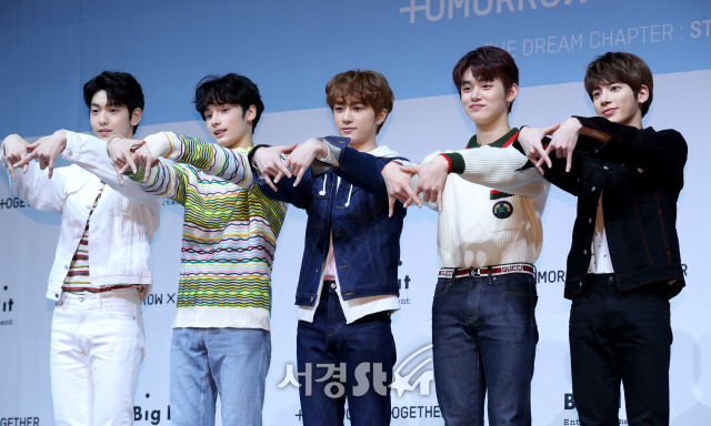 신인 보이그룹 투모로우바이투게더(TXT) 수빈, 연준, 범규, 태현, 휴닝카이가 5일 오후 서울 광진구 예스24라이브홀에서 열린 첫 데뷔 앨범 ‘꿈의 장: STAR’ 발매 쇼케이스에 참석해 포즈를 취하고 있다.