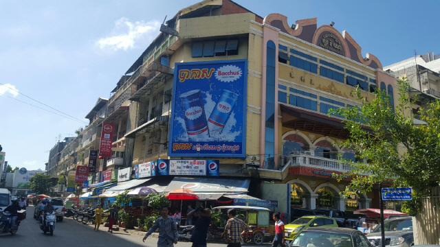 캄보디아 수도 프놈펜에 걸린 박카스 옥외광고/사진제공=동아제약
