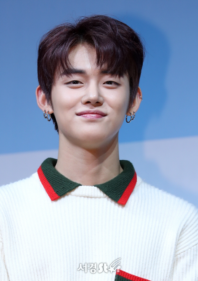 신인 보이그룹 투모로우바이투게더(TXT) 연준이 5일 오후 서울 광진구 예스24라이브홀에서 열린 첫 데뷔 앨범 ‘꿈의 장: STAR’ 발매 쇼케이스에 참석해 포즈를 취하고 있다.