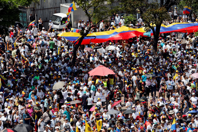 4일(현지시간) 베네수엘라 카라카스에서 마두로 정부에 반대하는 후안 과이도 지지자들이 한곳에 모여 있다. /로이터연합뉴스