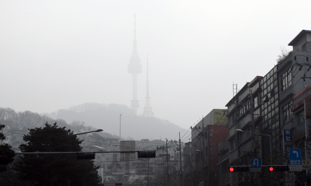서울 지역에 사상 처음으로 닷새째 미세먼지 비상저감조치가 발령된 5일 오전 서울타워가 미세먼지에 갇혀 있다./이호재기자.
