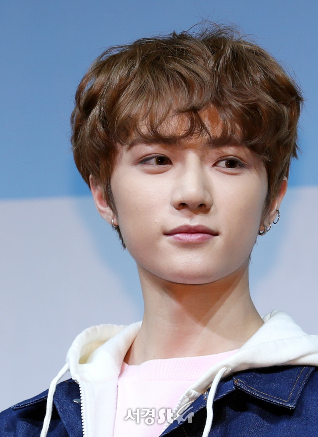 신인 보이그룹 투모로우바이투게더(TXT) 범규가 5일 오후 서울 광진구 예스24라이브홀에서 열린 첫 데뷔 앨범 ‘꿈의 장: STAR’ 발매 쇼케이스에 참석해 포즈를 취하고 있다.