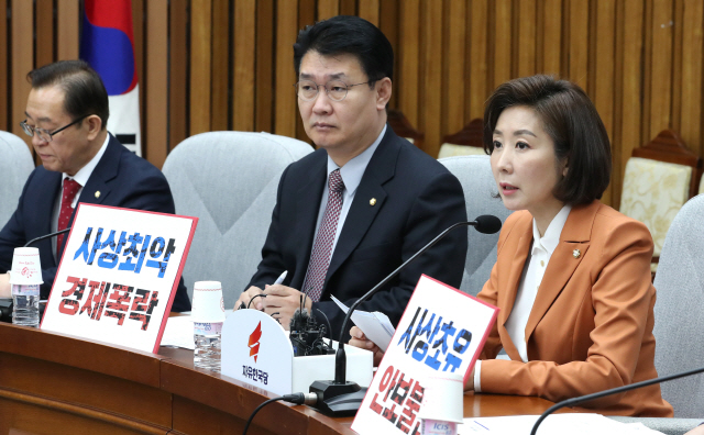 자유한국당 나경원 원내대표(오른쪽)가 5일 오전 국회에서 열린 원내대책회의에 나와 발언하고 있다. /연합뉴스