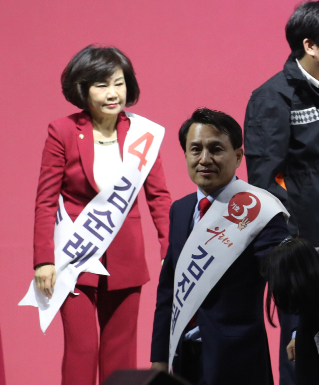 지난달 27일 경기도 고양시 킨텍스에서 열린 자유한국당 전당대회에서 김진태(오른쪽), 김순례 의원이 인사하고 있다. /연합뉴스