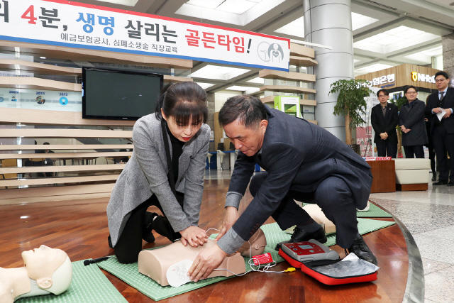 5일 서울 중구 예금보험공사 본사에서 위성백(오른쪽) 예보 사장이 심폐소생술 교육을 받고 있다. 이날 예보는 임직원을 대상으로 대한적십자사 소속의 전문강사를 초빙해 심폐소생술 및 자동심장충격기 사용법 교육을 실시했다. /사진제공=예보