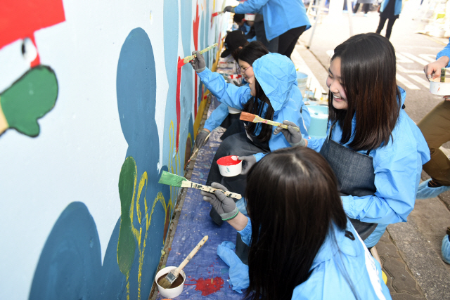 지난해 청소년 미술대회 참가자와 역대 수상자들은 벽화 봉사활동에도 참여했다. /사진제공=삼성생명