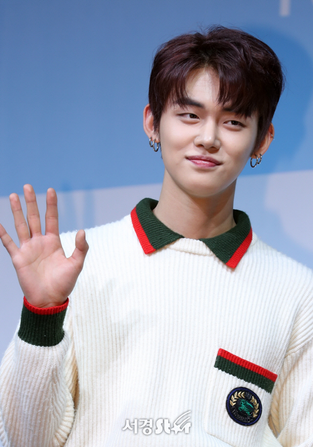 신인 보이그룹 투모로우바이투게더(TXT) 연준이 5일 오후 서울 광진구 예스24라이브홀에서 열린 첫 데뷔 앨범 ‘꿈의 장: STAR’ 발매 쇼케이스에 참석해 포즈를 취하고 있다.