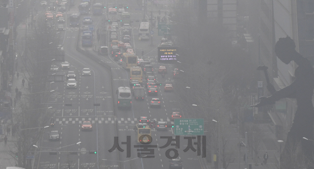 서울 지역에 사상 처음으로 닷새째 미세먼지 비상저감조치가 발령된 5일 오전 종로일대가 미세먼지에 갇혀 있다./이호재기자.