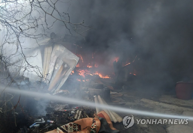 5일 오후 3시 34분께 전북 고창군 흥덕면 한 주택에서 불이 나 소방당국이 진화하고 있다./연합뉴스