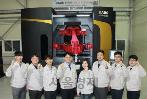 맥스로텍 김인환 대표(왼쪽 네번째)와 직원들이 산업용 금속 3D 프린터 ‘다보’ 출시를 기념해 포즈를 취하고 있다. /제공=맥스로텍